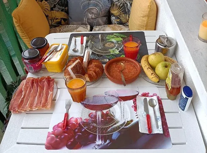 Habitación Con Vistas En Bádames Compartido El Piso Con El Propietario Y Otros Huéspedes Séjour chez l'habitant Badames